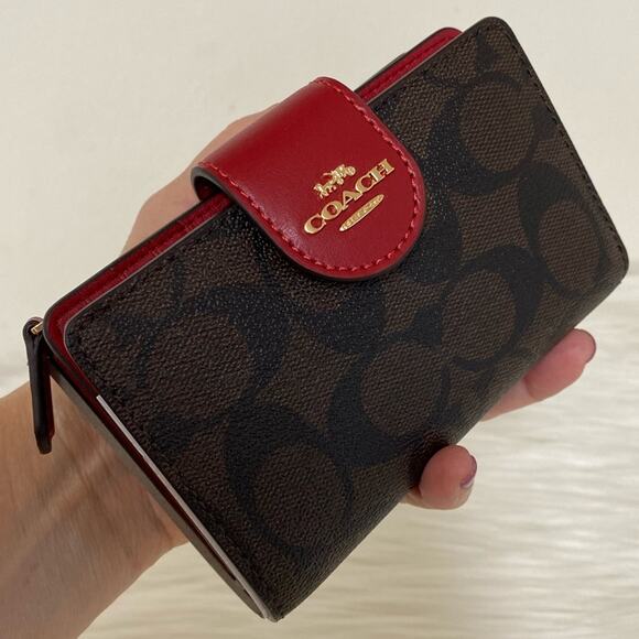 Coach Handbags - NWT💃Coach Corner Zip Wallet Signature Canvas